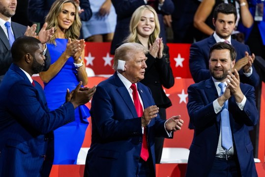 Trump reaparece en público por primera vez desde el atentado