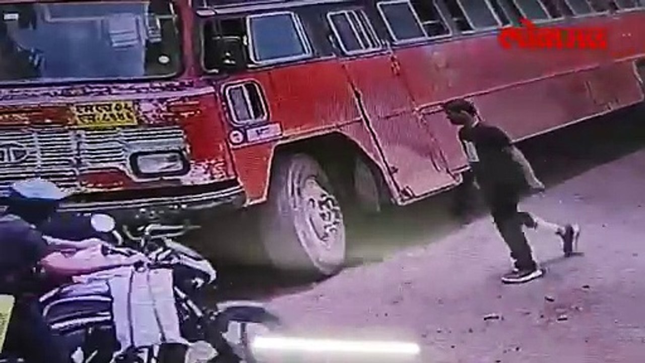 एसटीचा आधार घेऊन थांबला एसटी सुरू झाली अन् तरुणाचा दुर्दैवी अंत-