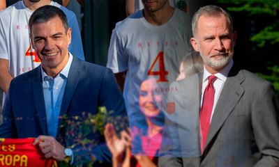 La cara y la cruz: Así saludaron los jugadores de la Selección a los reyes y a Sánchez