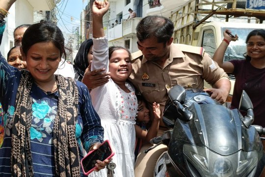 लखनऊ की इन कॉलोनियों पर नहीं चलेगा बुलडोजर! सीएम योगी के आश्वासन पर लोगों ने छोड़े पटाखे