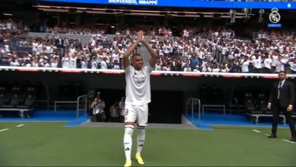 Domina la escena como nadie: la icónica primera salida de Mbappé al Bernabéu poniéndolo patas arriba