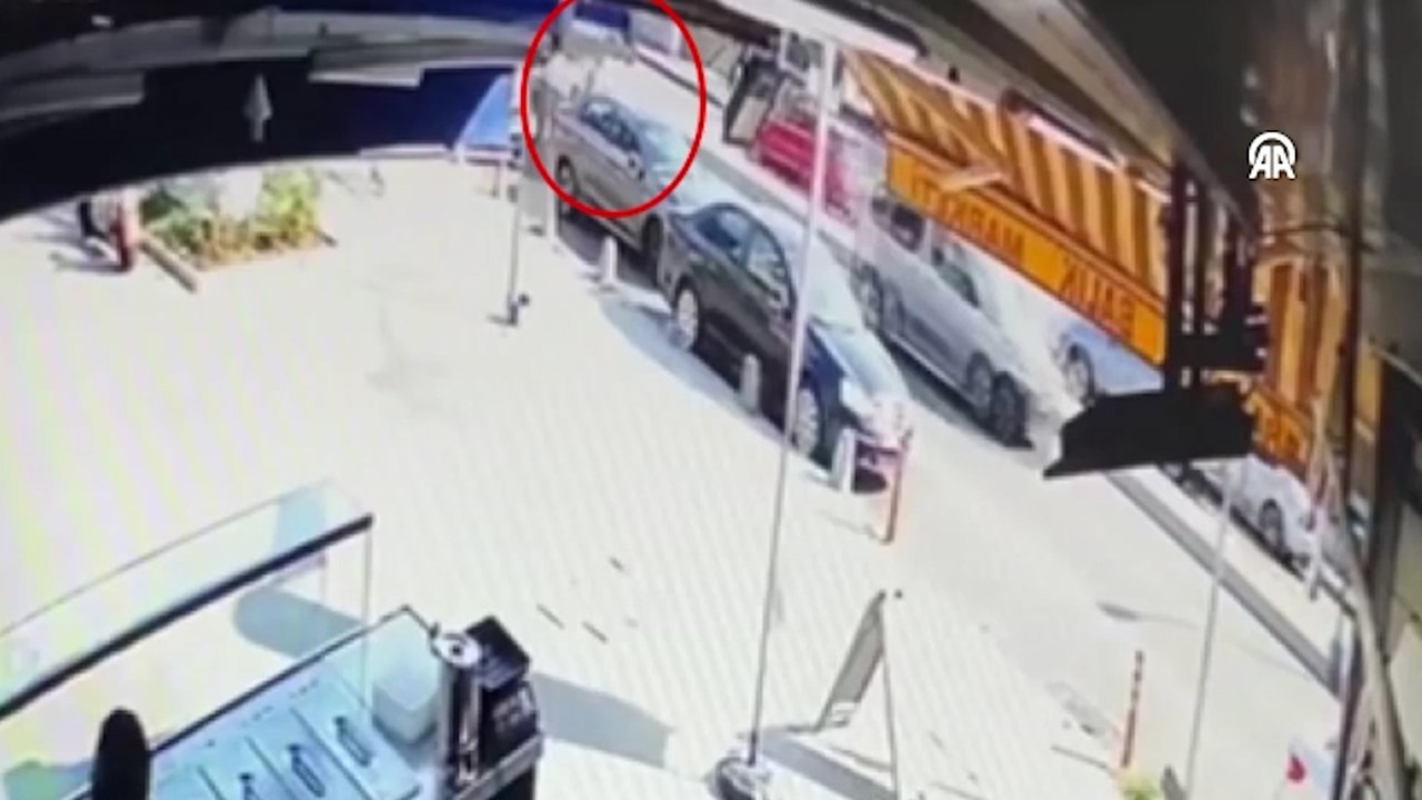 Maltepe'de park halindeki otomobilden yapılan hırsızlık kamerada