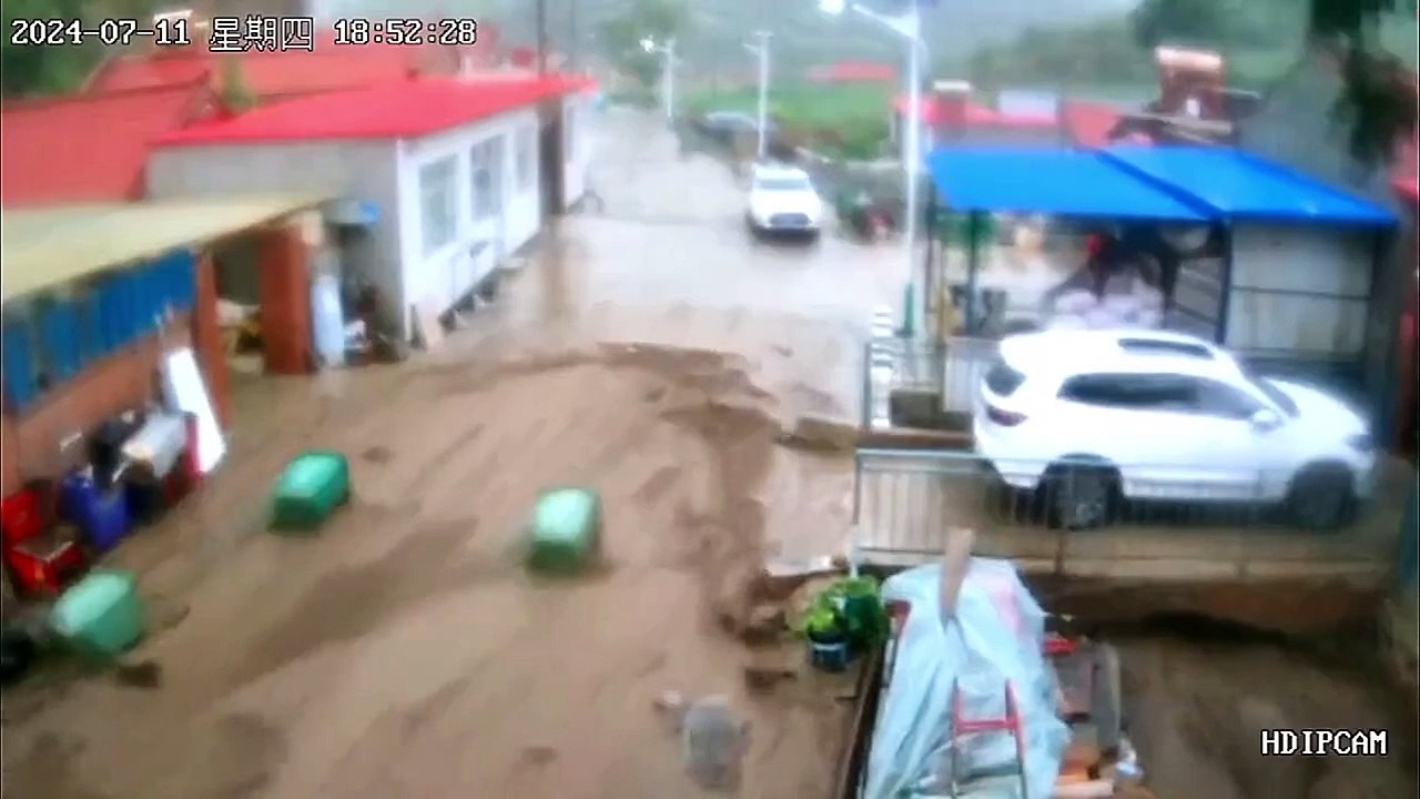 Une crue éclaire impressionnante traverse un village