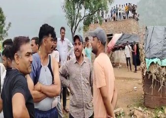 सरिस्का अभयारण्य क्षेत्र के बफर जोन के पहाड़ी क्षेत्र से भटकता हुआ पैंथर पहुंचा आबादी में, छतों पर जा चढ़े लोग