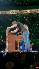 تعطل البيانو بحفل تايلور سويفت يضعها في موقف محرج: فما القصة؟