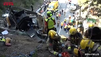 Скачать видео: Un autobus s? ribalta e blocca un tunnel vicino a Barcellona