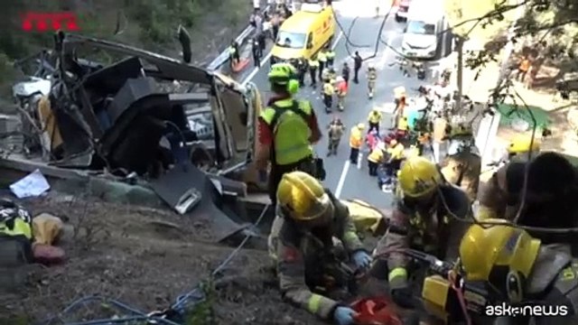 Un autobus s? ribalta e blocca un tunnel vicino a Barcellona