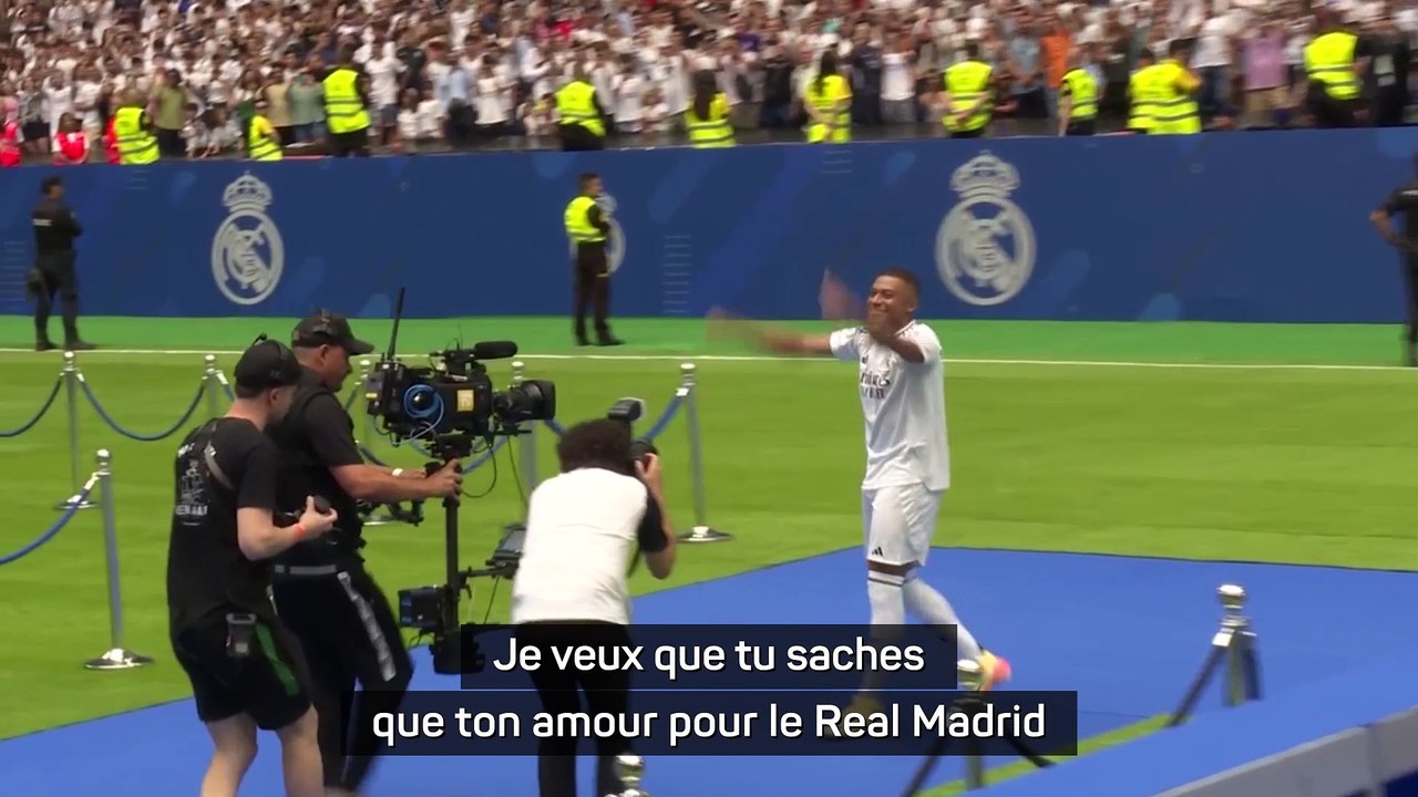 Mbappé prend la pose en famille et embrasse l'écusson de la Casa Blanca