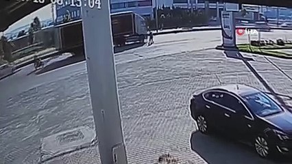 Bursa’da feci motosiklet kazası kamerada: 3 yaralı