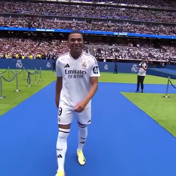 L'entrée de Kylian Mbappé sous les ovations du stade Santiago-Bernabéu
