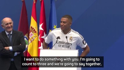 下载视频: 'Hala Madrid!' - Mbappe gets crowd hyped for Real Madrid move