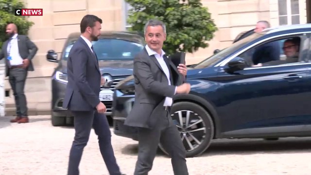 Gérald Darmanin retire sa cravate en sortant du dernier Conseil des ministres