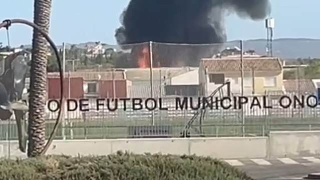 El fuego ha calcinado parte de las instalaciones de Rocaenva en Las Torres de Cotillas.