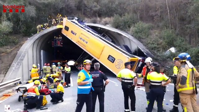 Acidente espetacular com ônibus deixa feridos em estado grave na Espanha