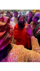 Video: अंबानी ने बाबा रामदेव को इशारों पर नचाया, देखते रह गए वहां मौजूद बाकी के सितारे