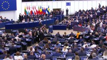 Eurodeputados aplaudem de pé Roberta Metsola após reeleição para a presidência do Parlamento Europeu