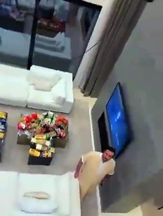 رد فعل مبارك الهاجري على تغزل زوجته أحلام الشامسي في جمالها