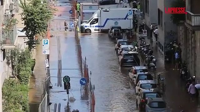 Milano, si allaga strada in via Fontana: 400 famiglie senz'acqua