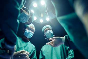 Operar fuera de un hospital: el nuevo reto del cirujano Diego González Rivas
