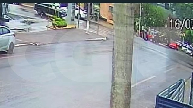 Câmera flagra colisão entre três carros no Bairro Cancelli