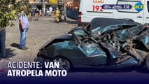 MG: van escolar atropela motoqueiro e tomba; veja vídeo