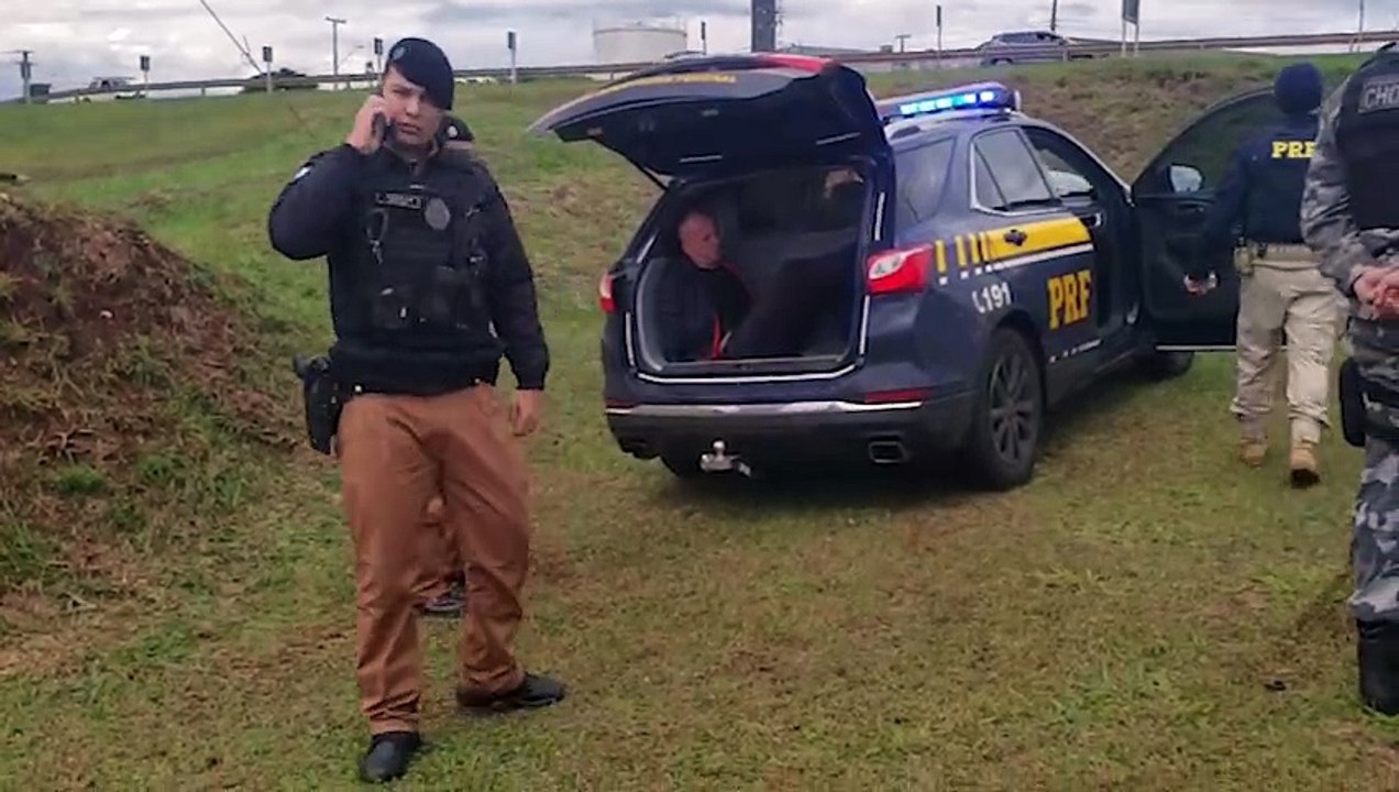 Policial Civil preso transportando drogas em viatura falsa é levado à Delegacia