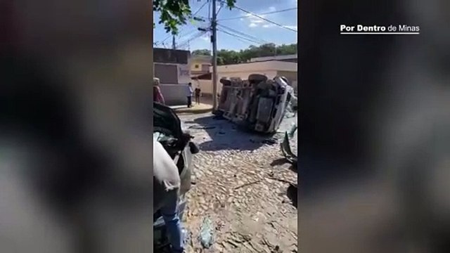 Acidente com van escolar deixa crianças feridas em Divinópolis