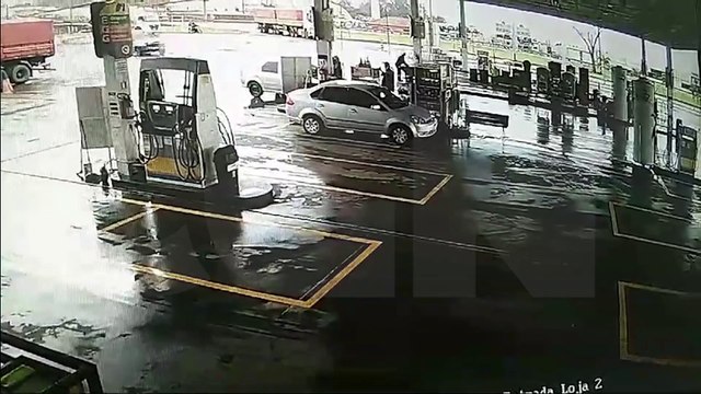 Câmeras flagram viatura falsificada invadindo posto de combustíveis durante fuga na BR-277