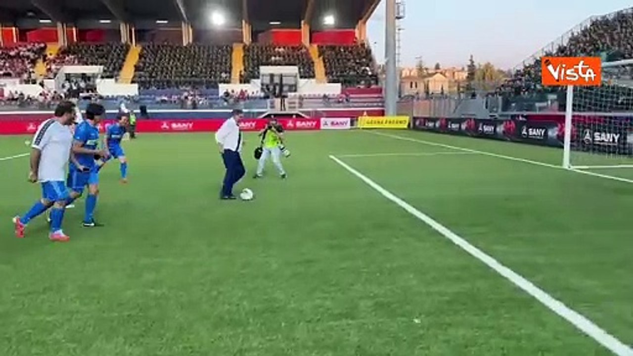 Partita del cuore all'Aquila, l'allenatore La Russa palleggia in camicia e cravatta prima del match