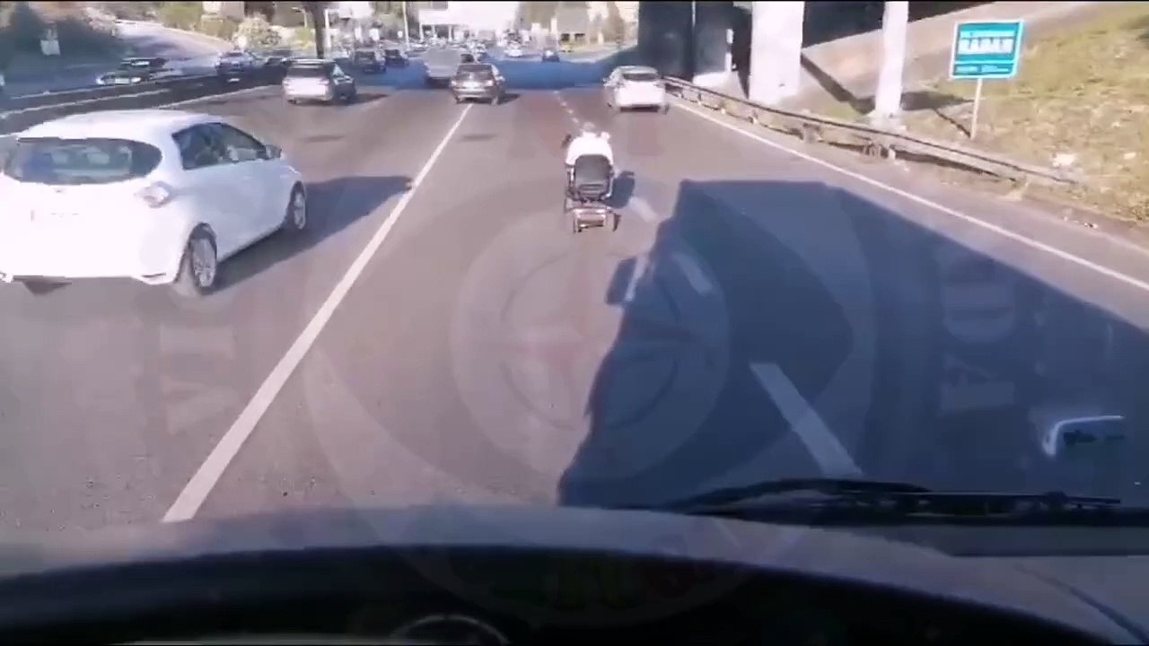 Homem a circular em cadeira de rodas elétrica na Segunda Circular - Lisboa