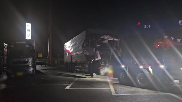 전북 익산 호남고속도로서 화물차 추돌...2명 병원 이송 / YTN