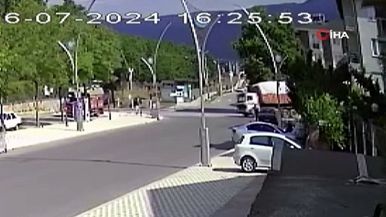 Fazla yüke dayanamayan kamyon devrildi