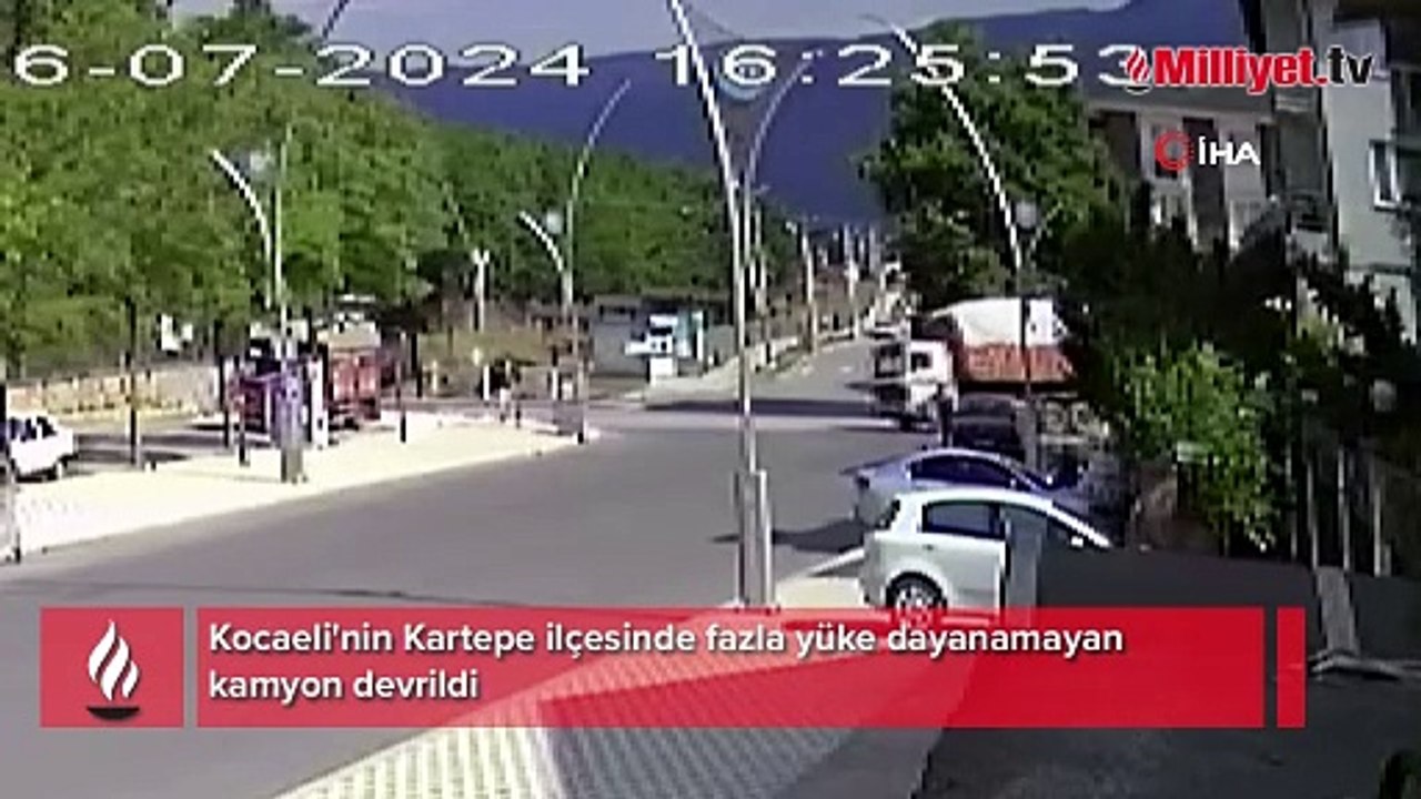 Fazla yüke dayanamayan kamyon devrildi