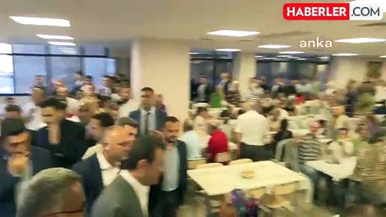 İBB Başkanı İmamoğlu, Maltepe Cemevi'nde Muharrem Matemi Lokmasına Ortak Oldu