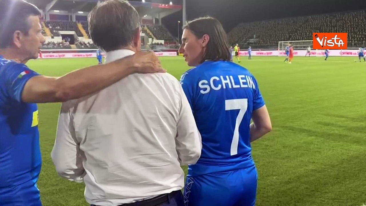 Schlein, Lupi e Mister La Russa a bordo campo alla partita del cuore di politici e cantanti
