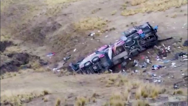 Al menos 23 personas mueren en los Andes peruanos tras caer un autobús por un acantilado