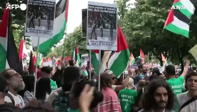 Francia, centinaia di manifestanti a Parigi contro il fascismo e il colonialismo