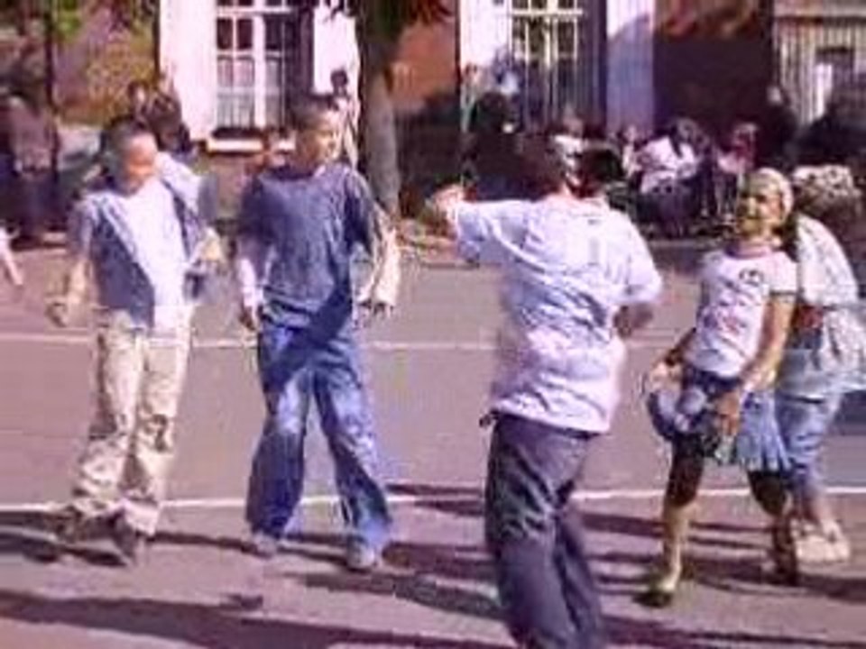 antoine apprend a danser a ses copins