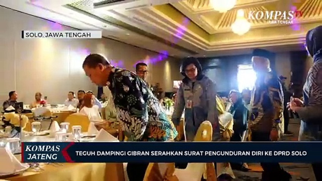 Teguh Dampingi Gibran Serahkan Surat Pengundura...