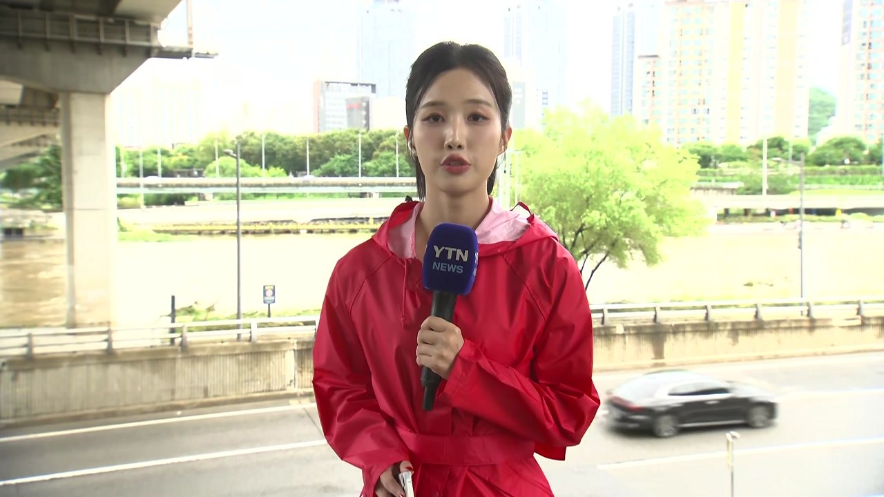 [날씨] 폭우 쏟아진 중랑천, 출근길 동부간선도로 통제...밤부터 시간당 70mm ↑...