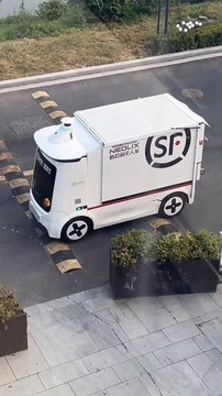 Does China now use driverless vehicles for delivery?