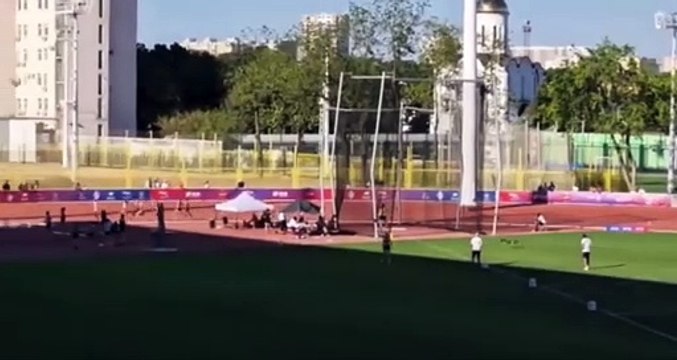 Un chien rejoint une course à pied