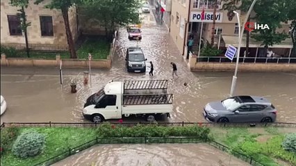 Bayburtta etkili olan sağanak nedeniyle cadde ve sokakları su bastı