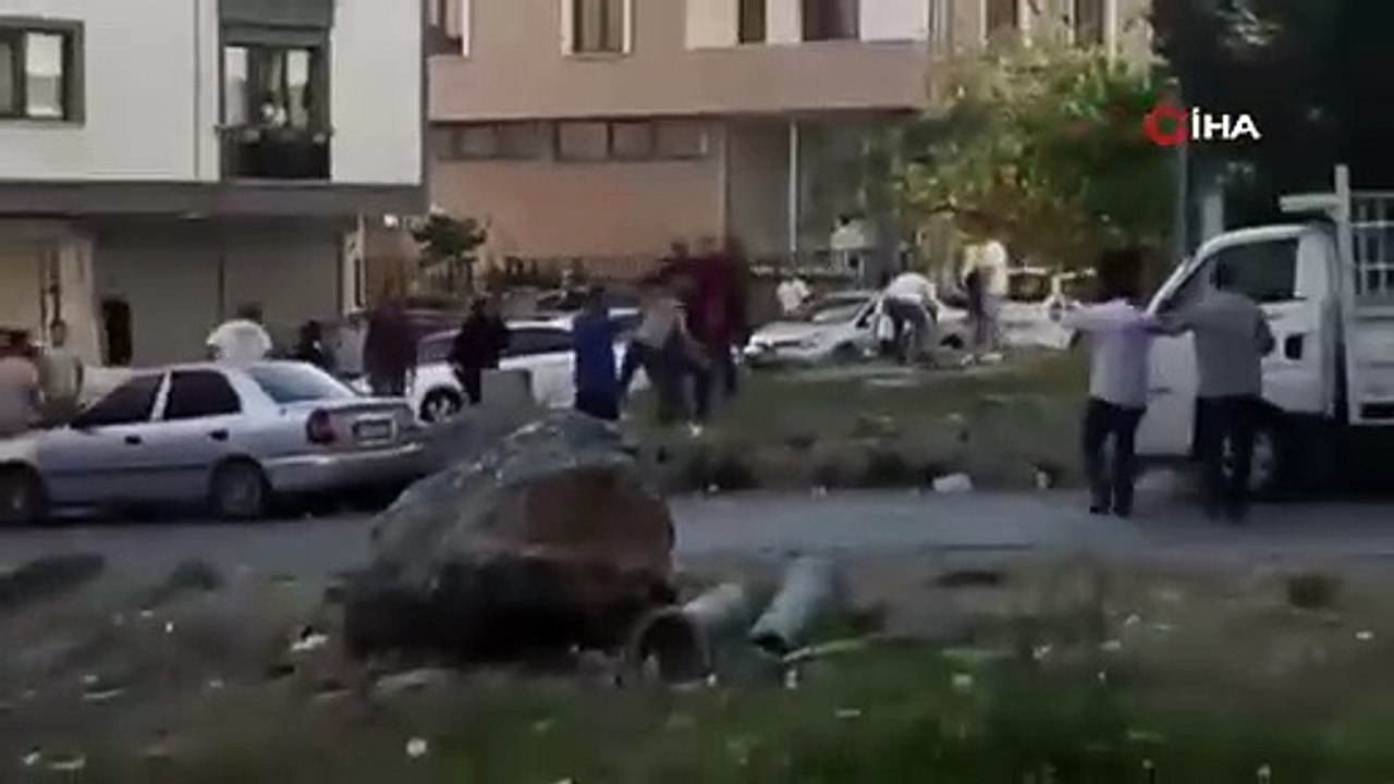 İstanbul'da sokak ortasında taşlı sopalı kavga