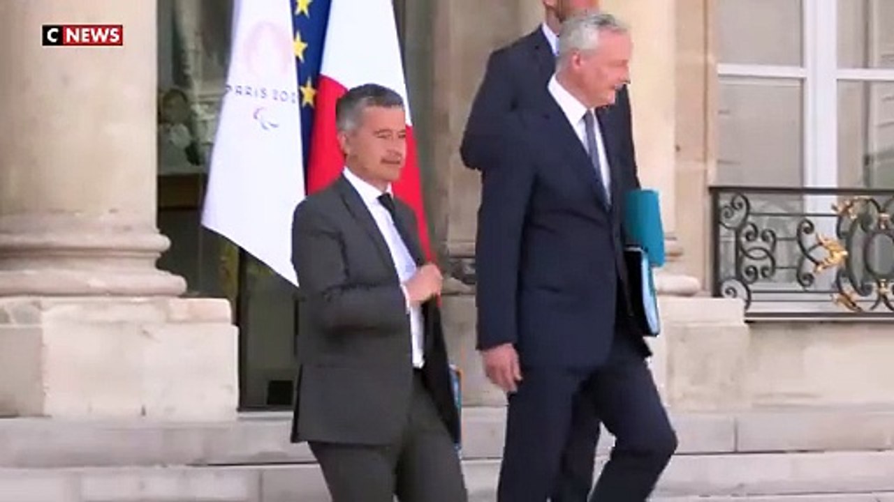 Gouvernement : L'image symbolique de Gérald Darmanin qui retire sa cravate tout sourire devant les caméras en sortant du dernier Conseil des ministres - Mais quel message a-t-il voulu faire passer?