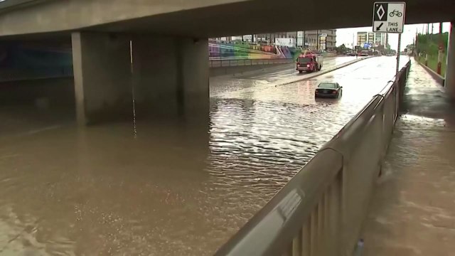 캐나다 토론토, 폭우로 인한 홍수로 정전·침수 피해 / YTN