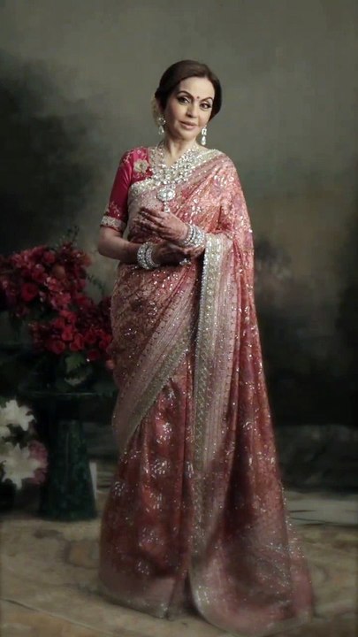 अपनी गुलाबी साड़ी,  डायमॉड नेकपीस और हीरे के कंगन पहने नीता अंबानी की यह विडियो इंटरनेट पर तेजी से वायरल हो रही है। अनंत अंबानी की शादी की हर रस्म में दिखा नीता अंबानी का खास अंदाज।  #NitaAmbani #ARWeddingCelebrations #SwadeshOnline #NitaMukeshAmbaniCultu