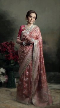 अपनी गुलाबी साड़ी, डायमॉड नेकपीस और हीरे के कंगन पहने नीता अंबानी की यह विडियो इंटरनेट पर तेजी से वायरल हो रही है। अनंत अंबानी की शादी की हर रस्म में दिखा नीता अंबानी का खास अंदाज। #NitaAmbani #ARWeddingCelebrations #SwadeshOnline #NitaMukeshAmbaniCultu