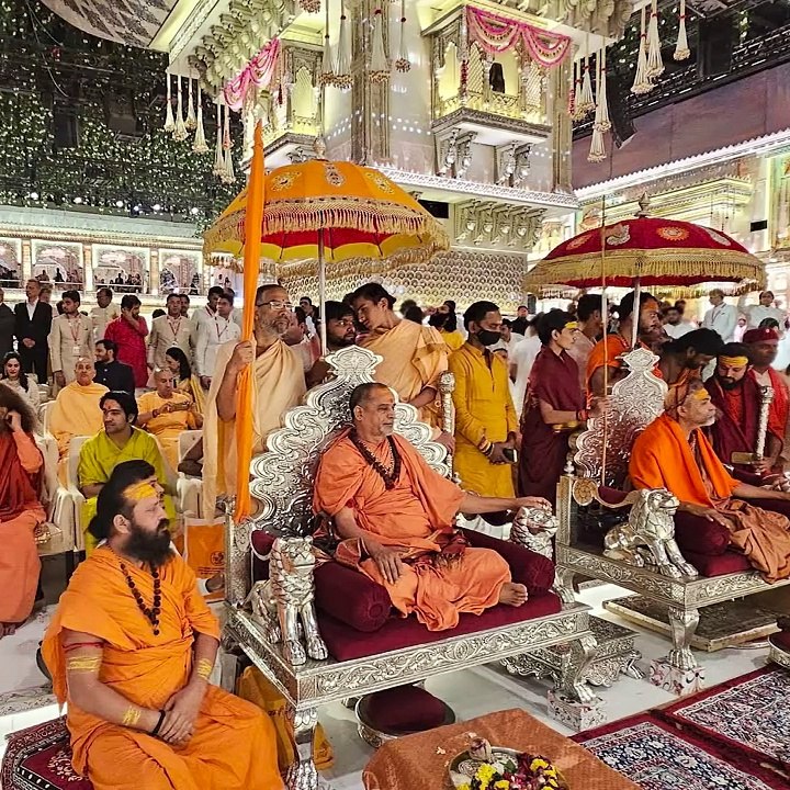 अनंत अंबानी और राधिका मर्चेंट के विवाह समारोह में द्वारका पीठ और ज्योतिर्मठ के पूज्य शंकराचार्य जी सहित देश के महान संतों का आशीर्वाद प्राप्त कर अंबानी परिवार ने इस अवसर को और भी पवित्र बनाया #ARWeddingCelebrations #AnantWedsRadhika   #Gurudev #Sanatani #