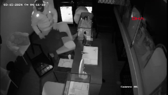 Kadıköy'de 300 bin dolar değerinde pırlanta çalan şüpheliler kamerada